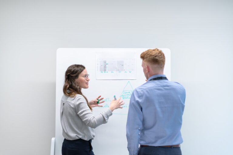 duas pessoas conversando, representando o marketing para construção civil